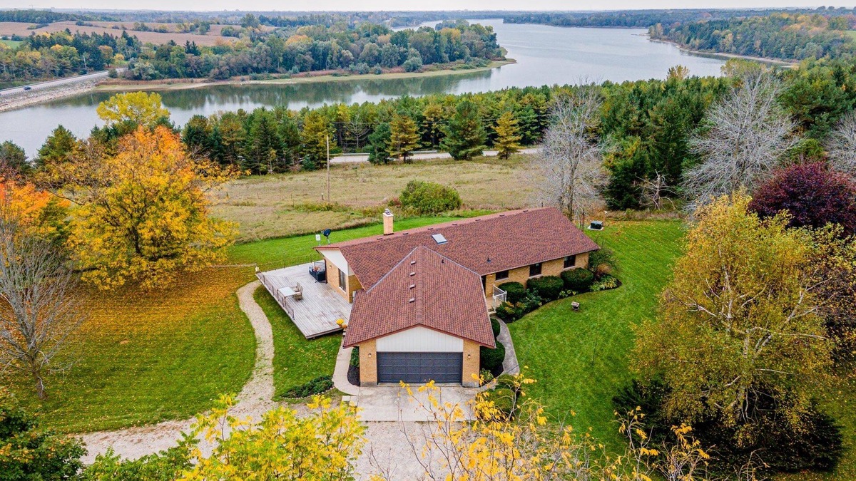 Guelph/Eramosa House | Lake View House on 5 acres with trail access