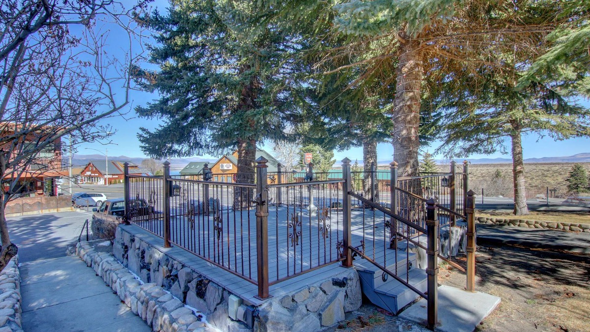 Lee Vining Hotel | Lake View Lodge