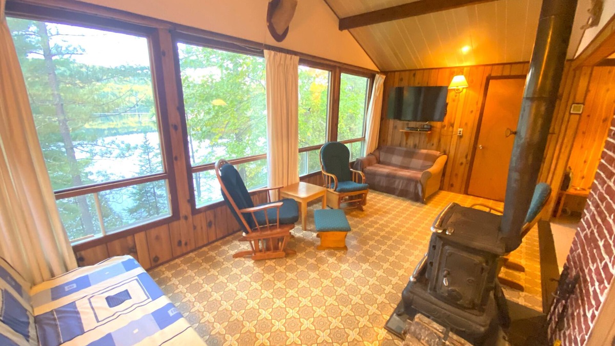 Lac-Saint-Paul Cottage | Lake View Paradise with 3 Bedrooms, Getaway!