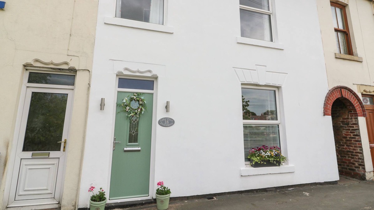 Nafferton Cottage | LAKE VIEW, pet friendly, character holiday cottage in Nafferton