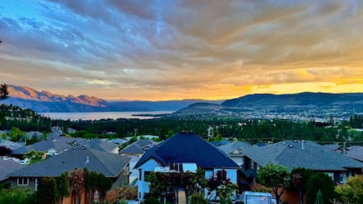 Central Okanagan Bed & Breakfast | Lake View Poolside Private Suite