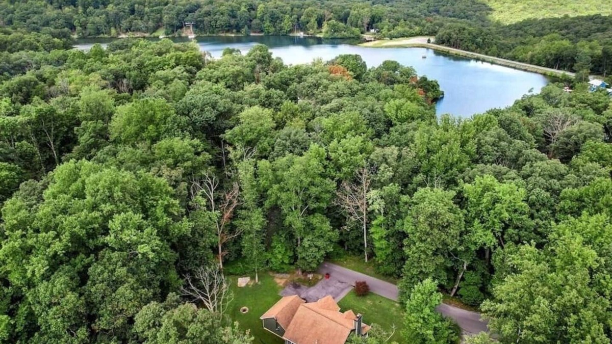 Kabletown Cottage | Lake View Retreat - Cottage Near a Peaceful Lake!