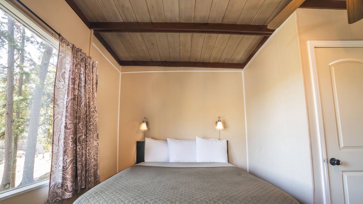 Royal House | Lake View Room on Lake Ouachita!