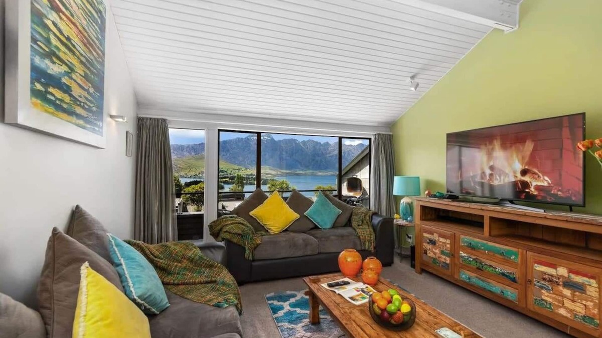 Fernhill House | LAKE VIEW SPACIOUS LUXURY SPA ALPINE TOWNHOUSE WALK TO TOWN