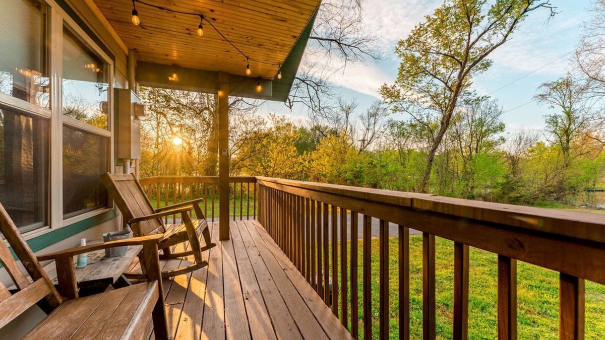 Branson Cabin | Lake View! w/Hot Tub. Pool, Park, & Playground. Disc Golf. Trails. Fireplace!
