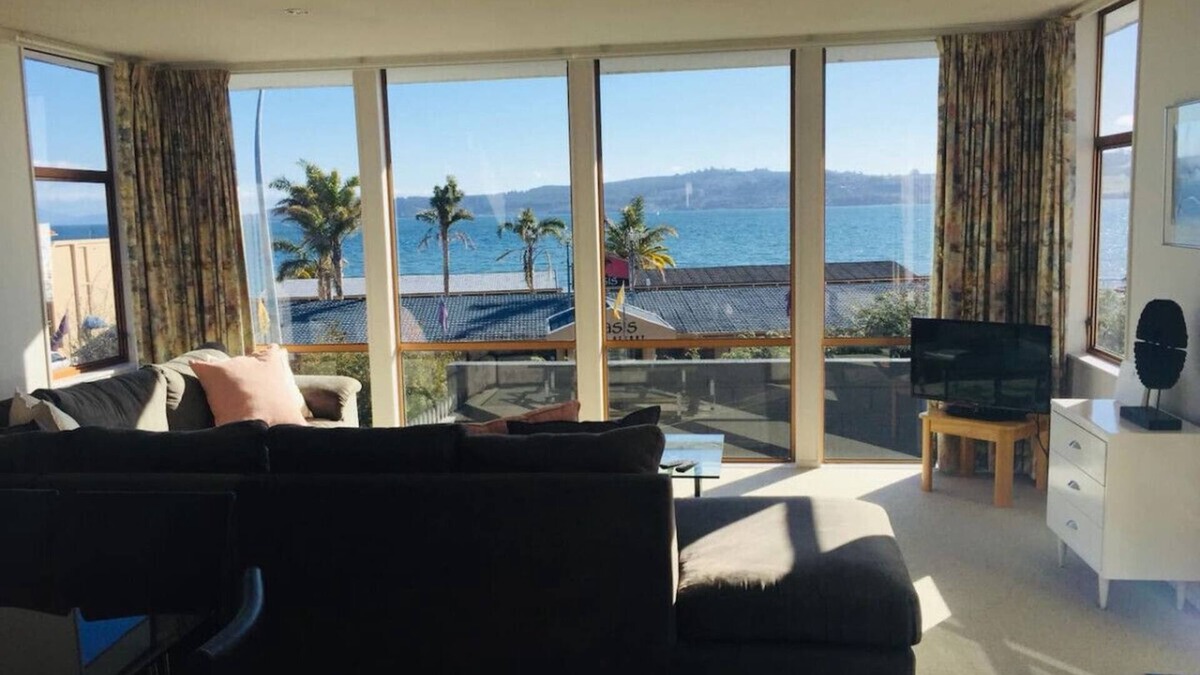 Waipahihi House | Lake Views Bach with Wi-Fi & outdoor thermal pool