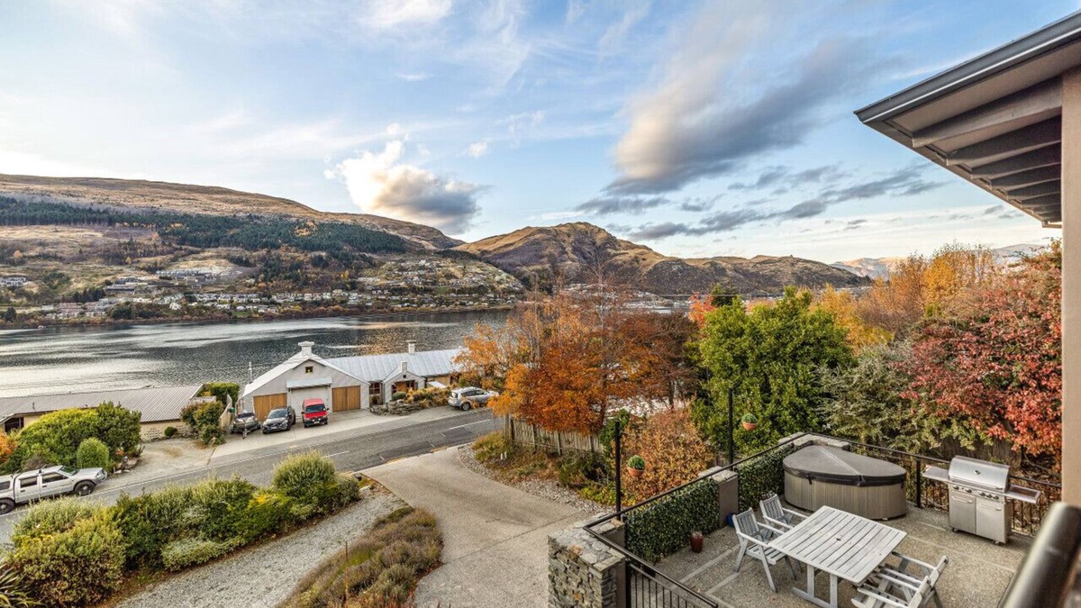 Kelvin Heights House | Lake views - close to airport and ski fields