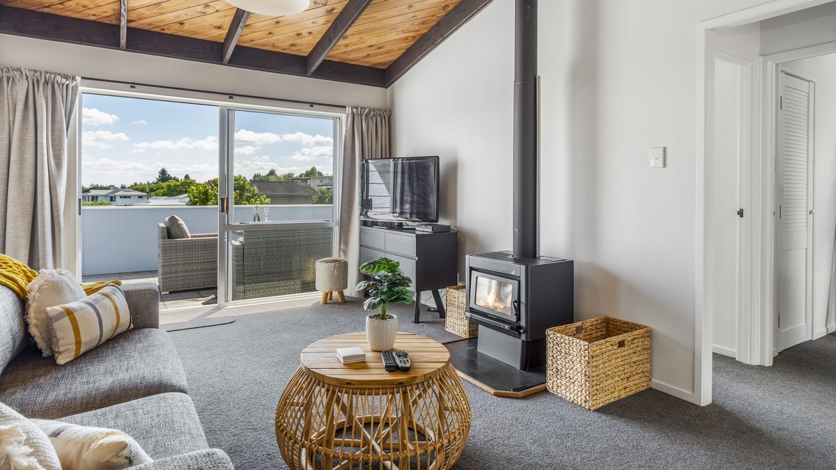 Richmond Heights House | Lake Views, Comfortable 3 Bedroom 2 Bathrooms Home