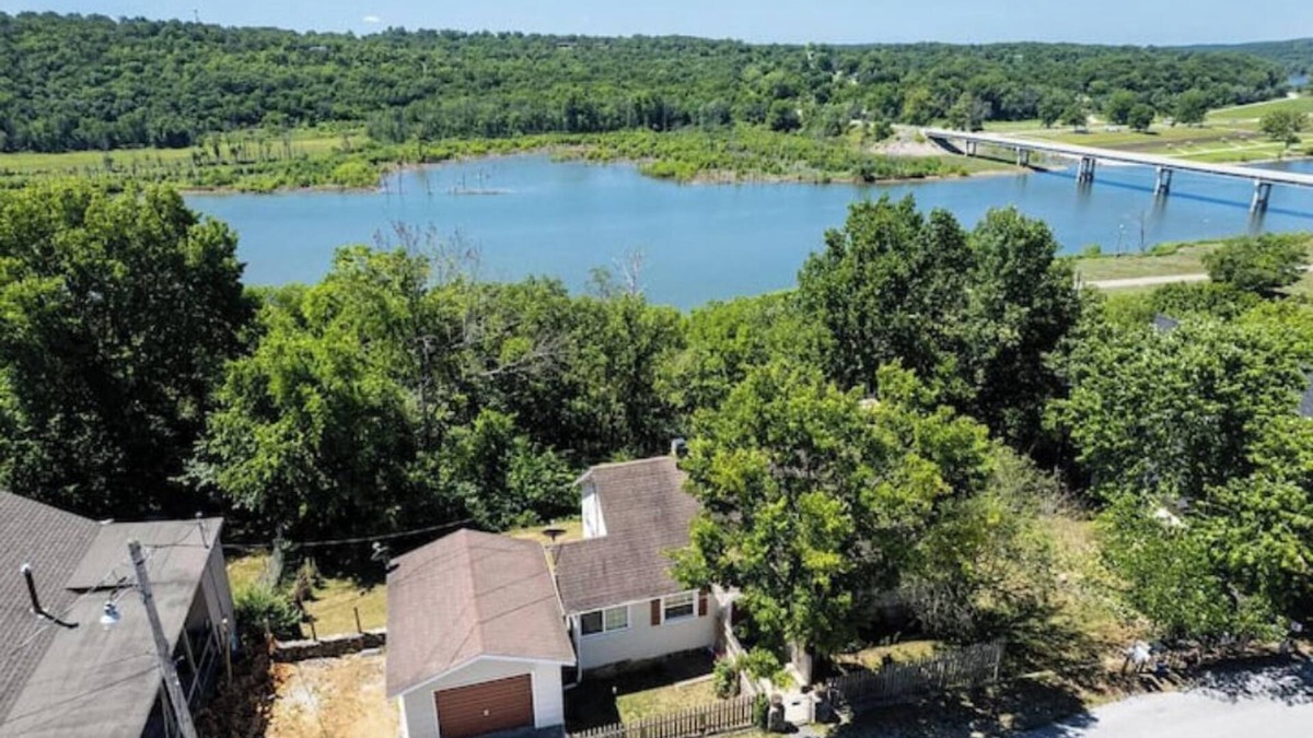 Forsyth House | Lake Views! Little Bell Bungalow Charmer, Backyard, Game Room, Foosball
