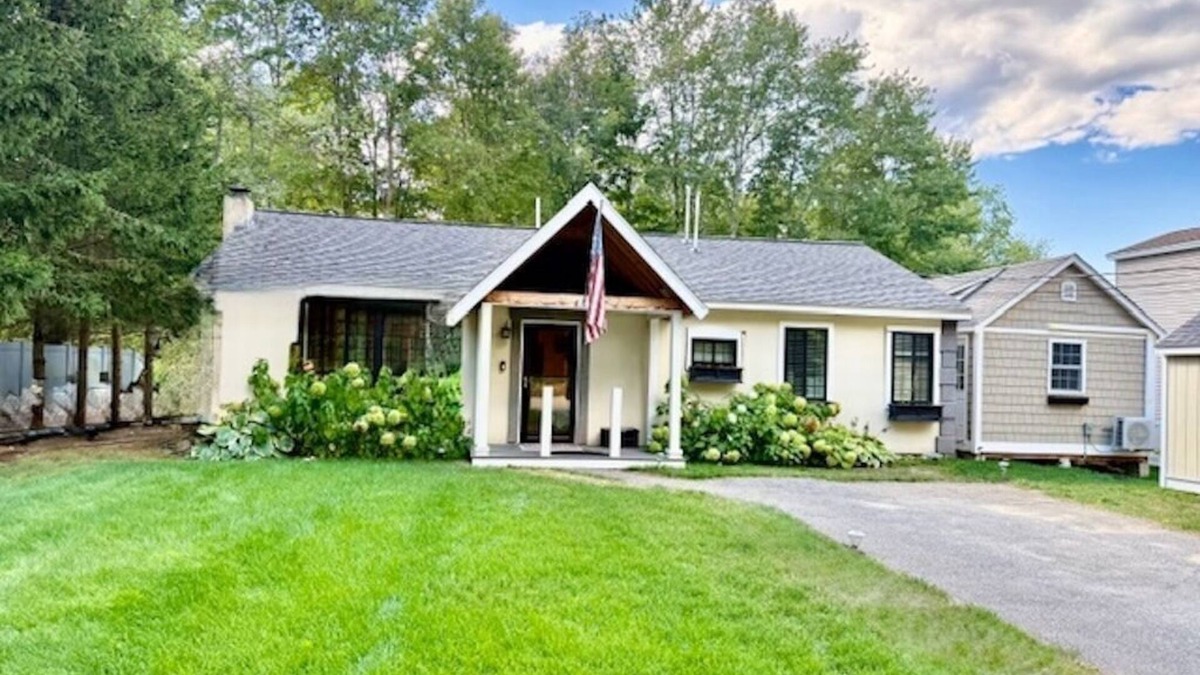 Lochmere House | Lake Winnisquam Waterfront-Renovated 2 BR Cozy Lake house