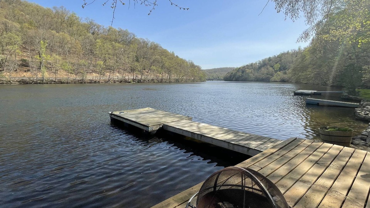 South Britain Cottage | Lake Zoar Cabin, Magical Views & Peaceful Vibes; private dock, kayaks, firepit, patio, office space!