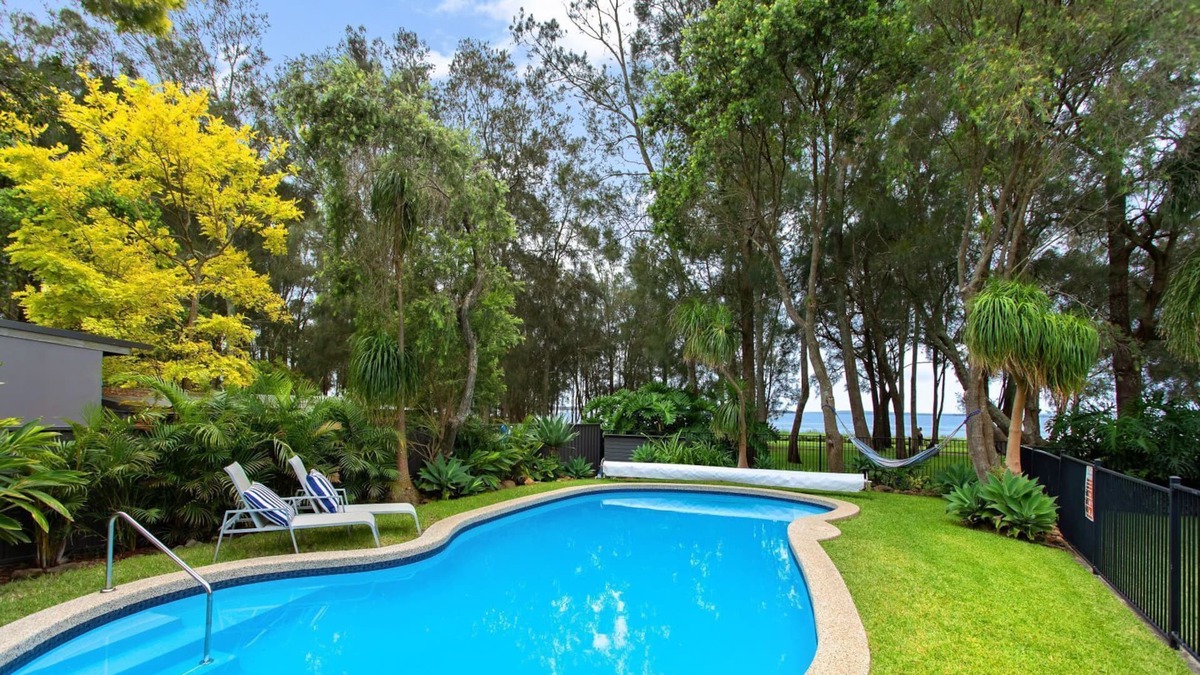 Central Coast House | Lakedge Retreat ~ Large Pool+NBN+3Ensuites