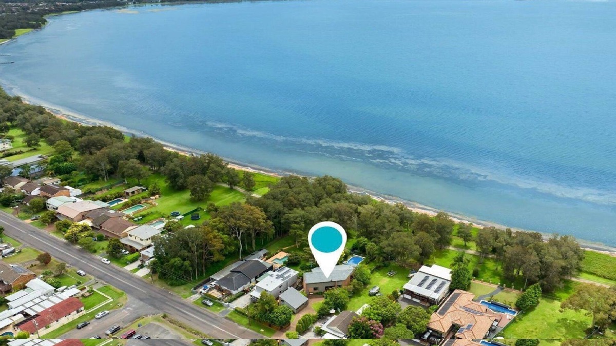 Berkeley Vale House | LAKEDGE RETREAT - LAKEFRONT, POOL + 3 ENSUITES