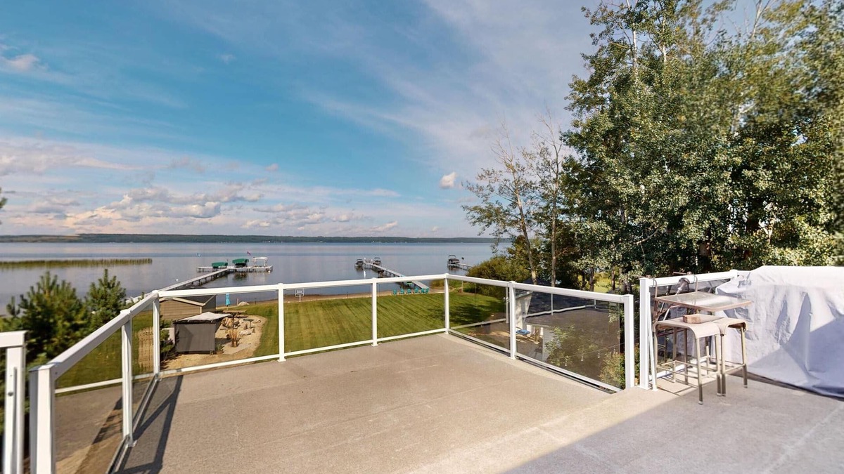 Fallis Cabin | Lakefront 1/2 acre Wabamun 5 bed 2 bath cabin