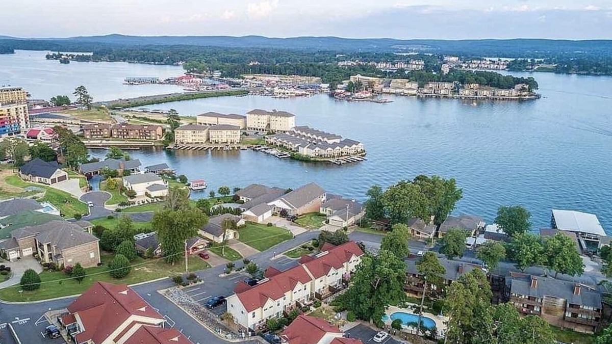 Mid America House | LAKEFRONT 2 Story Townhome. Sleeps 6!Pool🏊 Boat ⛵️Oaklawn🏇Fish 🎣 Bike🚴🏻♂️