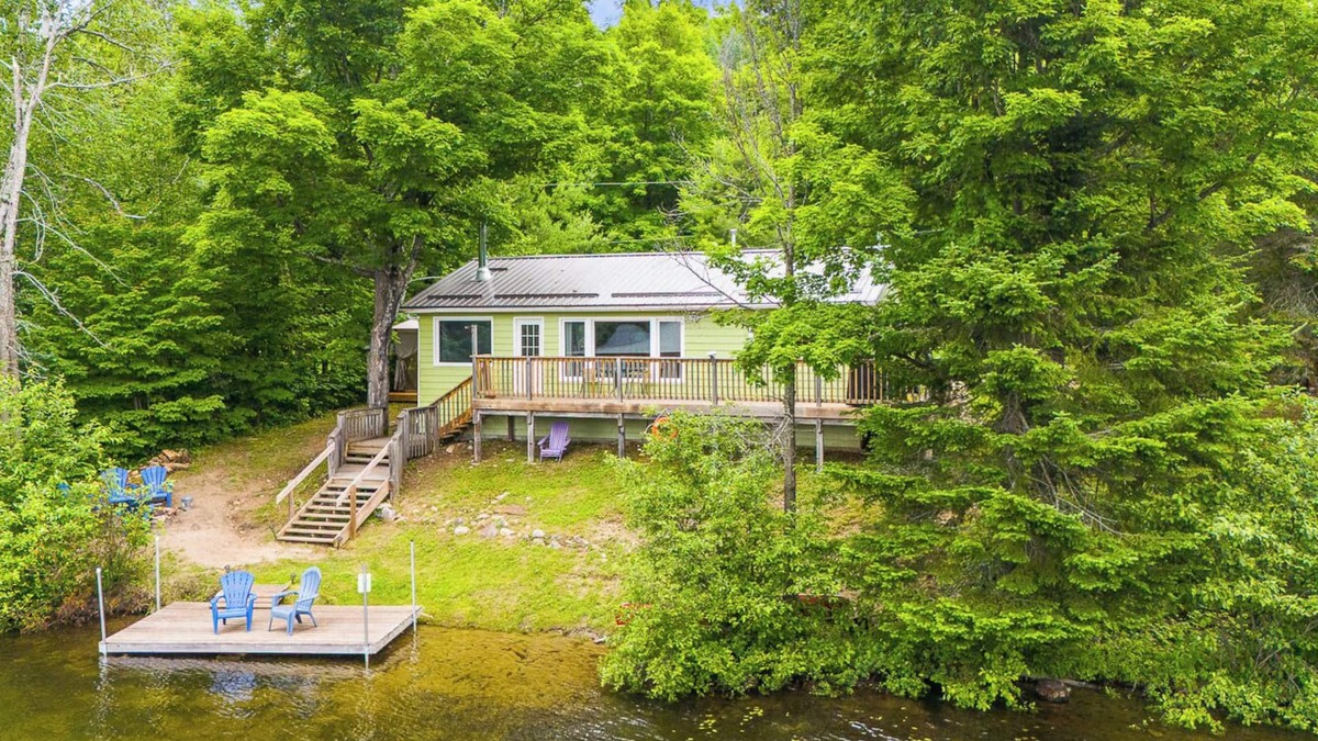 Harcourt Cottage | Lakefront 3 Bedroom Cottage - sleeps 6