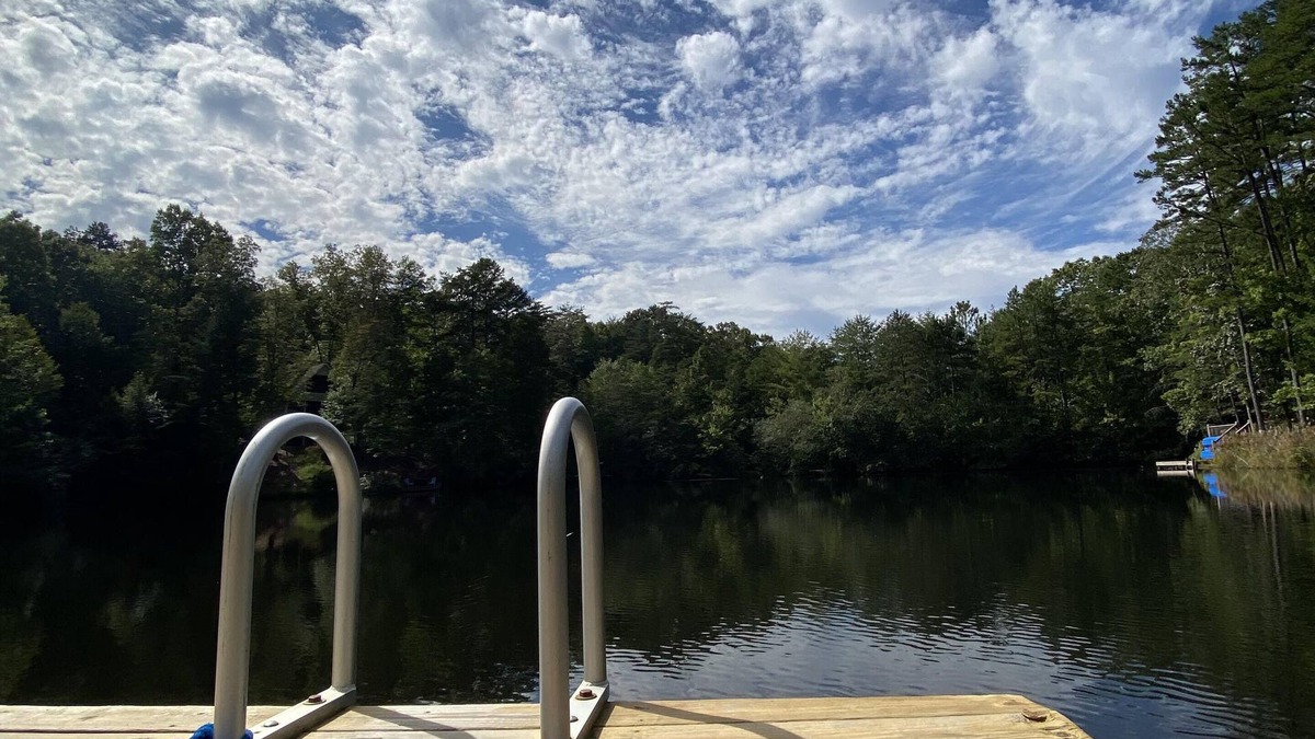 My Mountain Cabin | LAKEFRONT 3BR, PET FRIENDLY, HOT TUB, FIREPIT, OUTDOOR BAR, DOCKS, FISHING. FUN!
