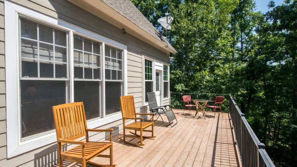 Mill Spring House | Lakefront 3BR w/Private Dock + Firepit | Free Tix