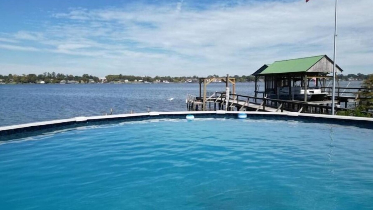 Ventress House | Lakefront 4-bedroom/2 BA, Sleeps 10 , private pool and pier. + VIEW !