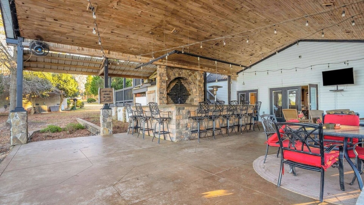 Gilbert House | Lakefront 5BR w/Patio and Grill – Sleeps 12