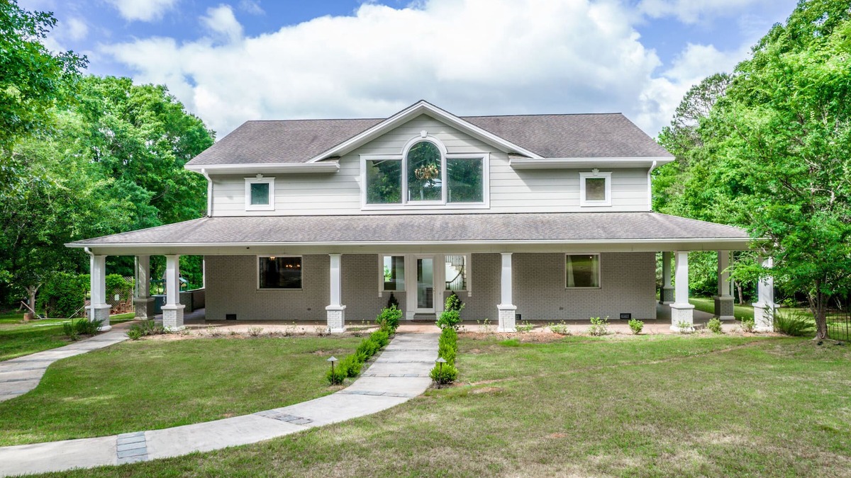 Greensboro House | Lakefront/8 Acres/Views/Families/Pool Table/Fire Pit/Kayaks/SUP/Quiet/HotTub