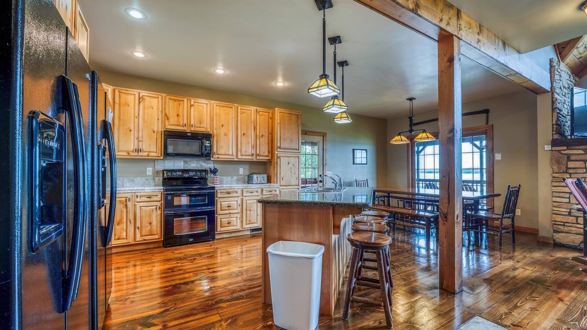 Bemidji House | Lakefront-Beach-Pool-Hot Tub-Resort Amenities-Resort amenities included