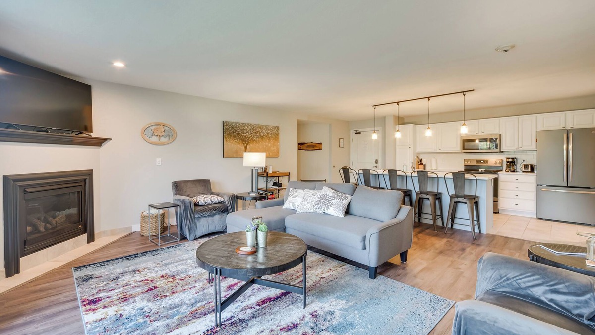 Birchwood Condo | Lakefront Birchwood Condo w/Pool & Hot Tub!