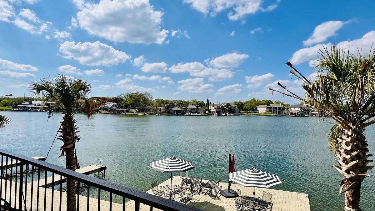 Horseshoe Bay House | Lakefront | Boatslip | SUP/Kayaks | Wi-Fi | King