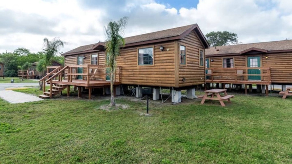 Seminole Cabin | ⛵️Lakefront Cabin 10min toBEACH/Dogs 🐶OK/Kayak/#408
