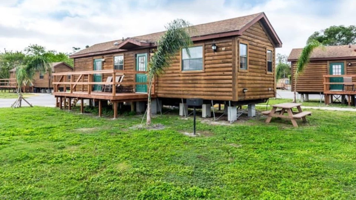 Seminole Cabin | ⛵️Lakefront Cabin 10min toBEACH/Dogs 🐶OK/Kayak/#407