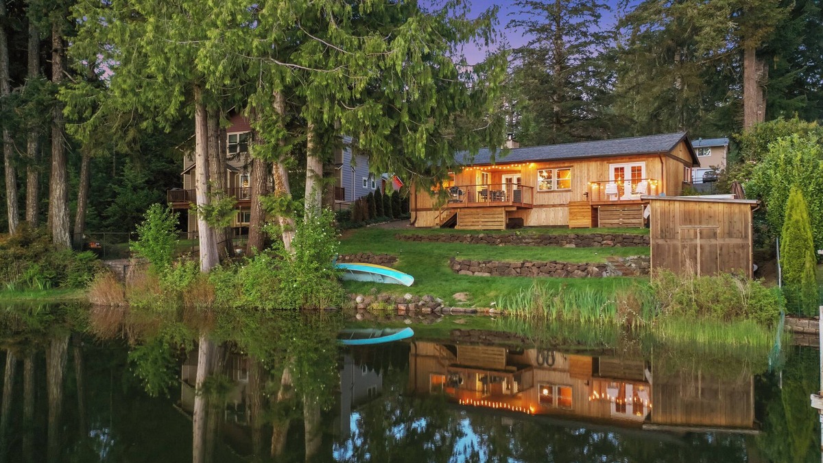Belfair Cabin | Lakefront Cabin by Hood Canal- Hot Tub, Kayak, Firepit - Romantic + Kid-friendly