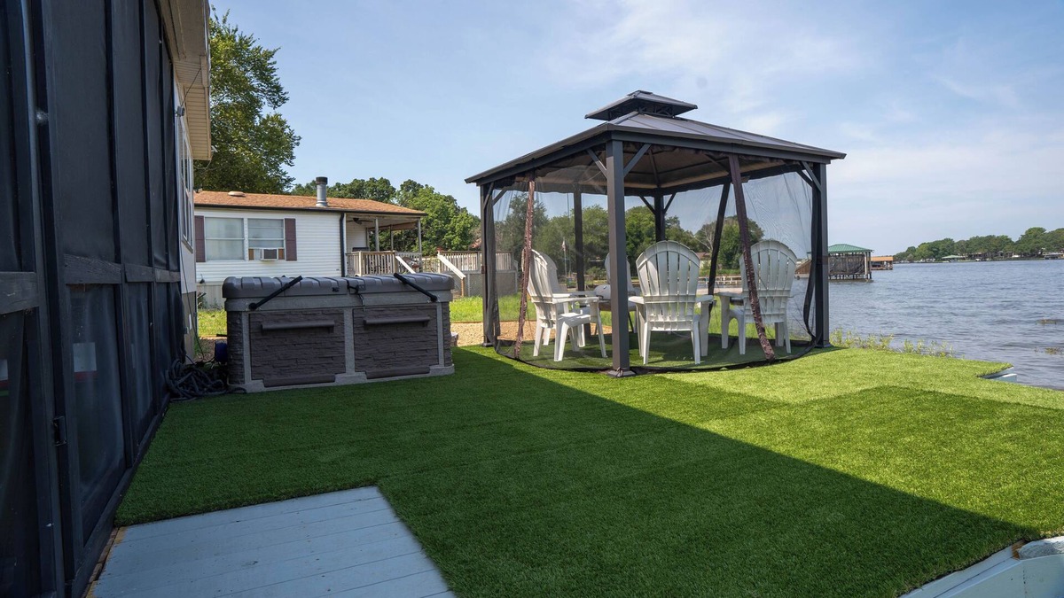Carolyn Estates Cabin | Lakefront Cabin: Fishing, Free Kayak, Jetski, Dock, Swimming, Hot Tub, BBQ,