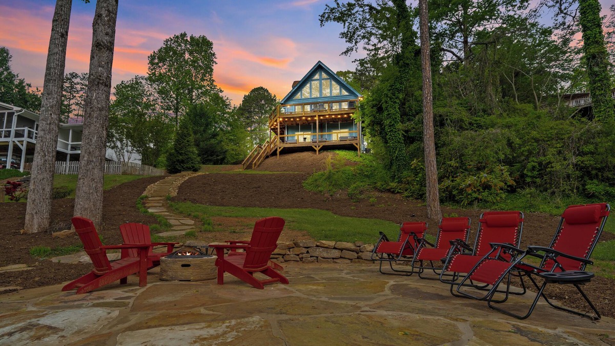 Saxony Forest Cabin | Lakefront Cabin on Lake Keowee. Kayaks, paddle boards, modern & cozy!