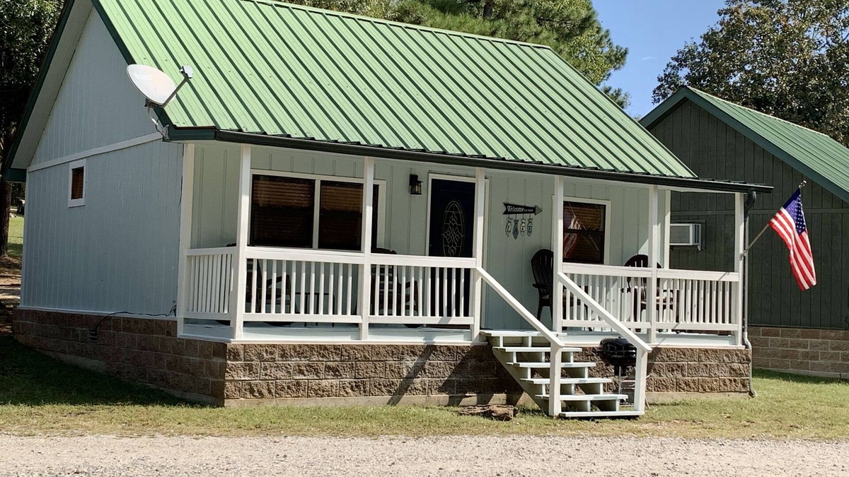 Mid America Cabin | Lakefront Cabin on Lake Hamilton minutes from downtown Hot Springs w/Boat Slip