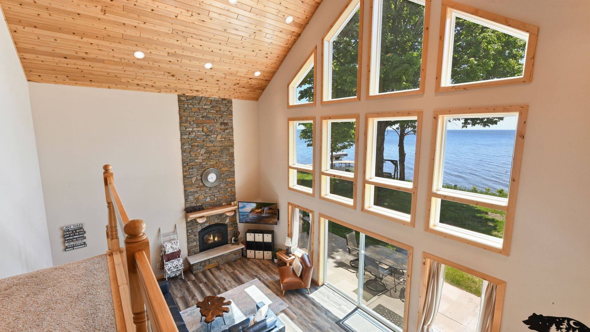 Aitkin Cabin | Lakefront cabin with wall of windows and game room!