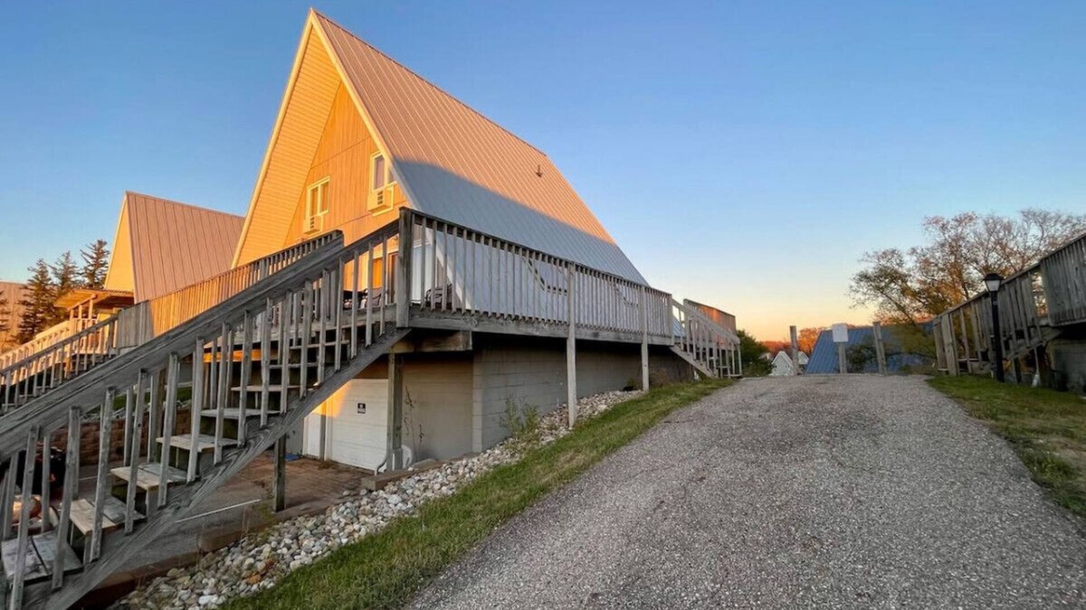 Stevensville House | Lakefront Chalet #29 w/Beach Access, Pools, Sport Courts, Fishing Pond & more!