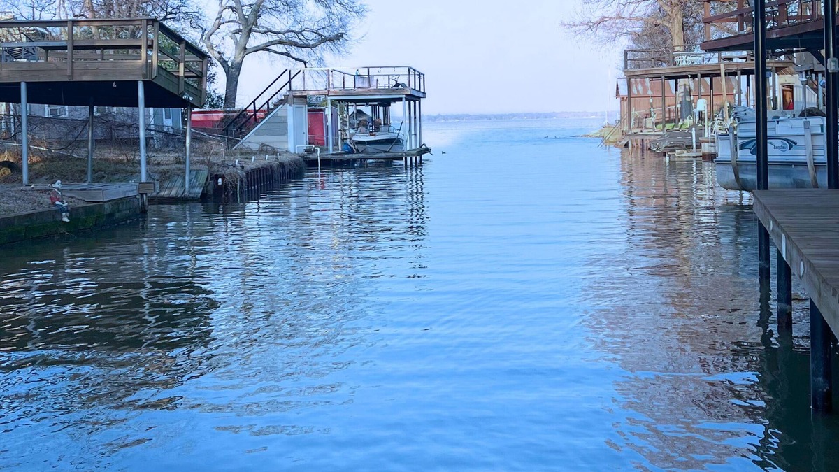 Gun Barrel City House | Lakefront Charming 3-bedroom home sleeps 10 - with private boat dock
