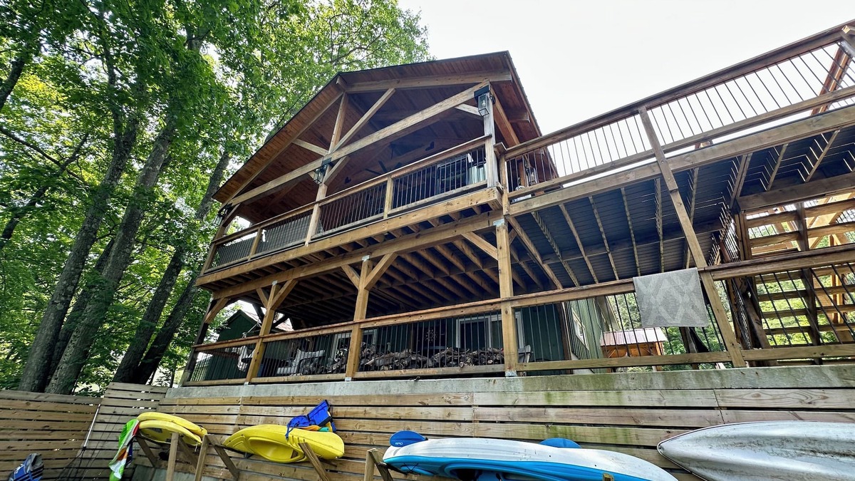Northville House | LAKEFRONT! Charming Chic Home.nSleeps 15, Pet-friendly!