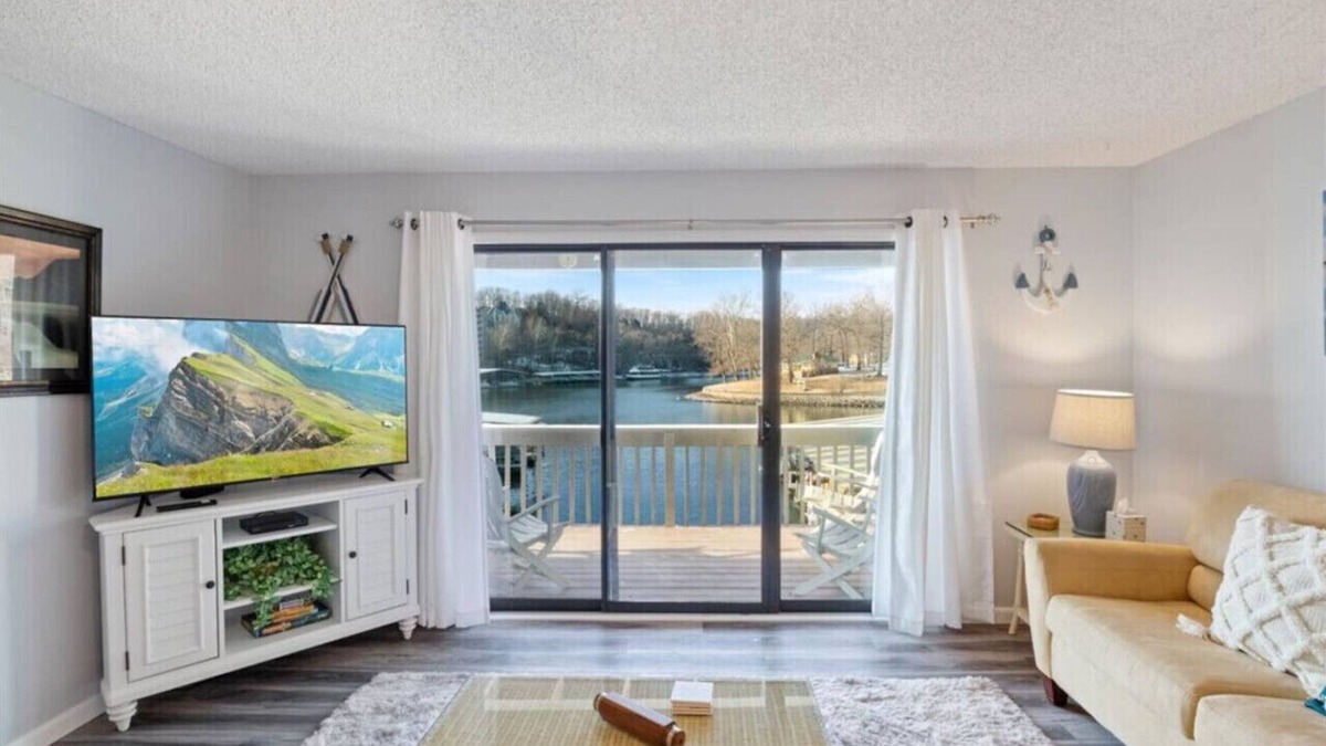 Osage Beach Condo | Lakefront Condo Osage Beach - MM26 + Pool + Grill