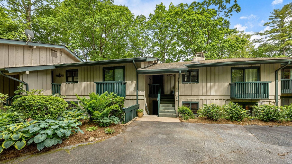 Lake Toxaway Condo | Lakefront condo with easy access to swimming pool and tennis.