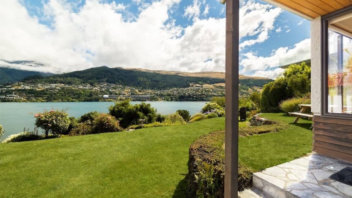 Kelvin Heights Apartment | Lakefront Cottage | Lake views | Garden oasis