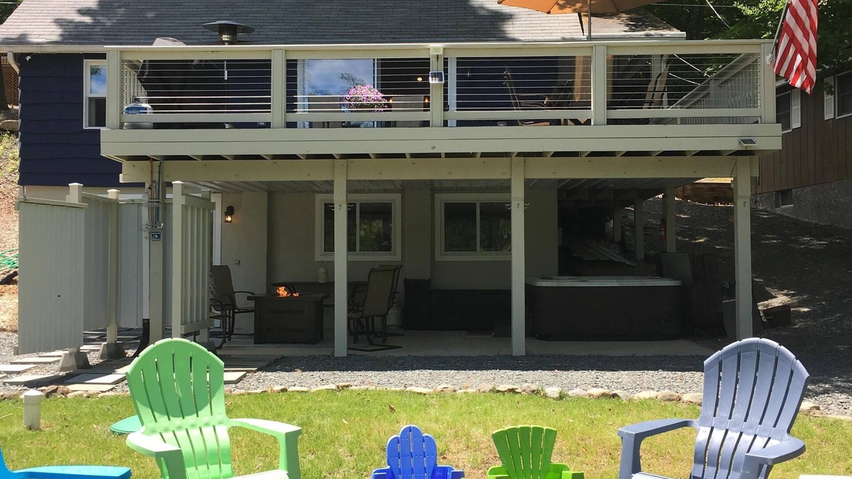 Greentown House | LAKEFRONT Cottage/Modern/Hot Tub/On Lake Wallenpaupack