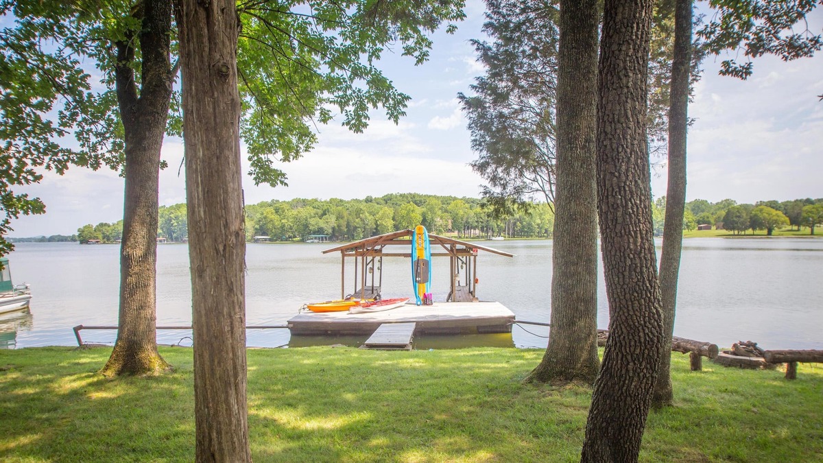 Mount Juliet Cottage | Lakefront cottage, near Nashville TN, restaurants/shopping closeby