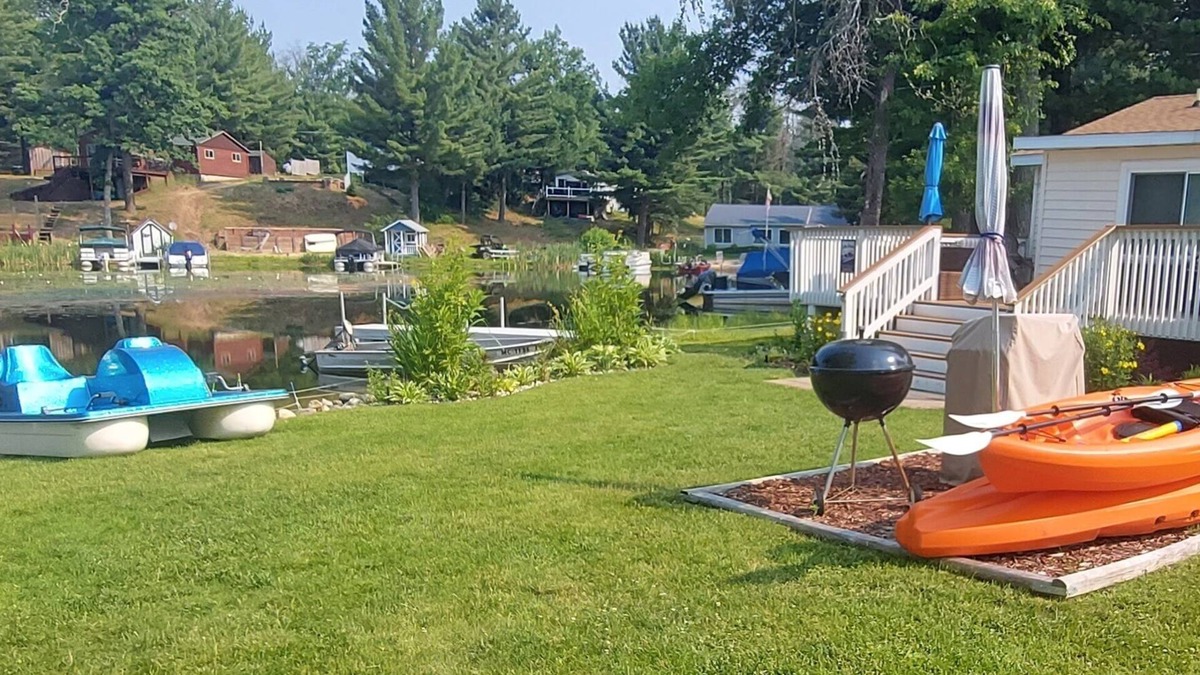 Harrison Cottage | Lakefront Cottage/Sutherland Lake -All Sport Lake-Pet Free
