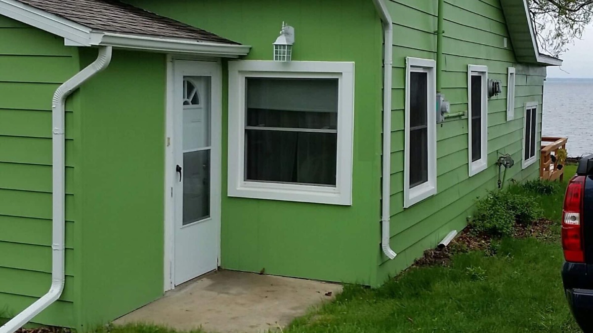 Houghton Lake Cottage | Lakefront Cottage, family friendly, close to everything but away from it all