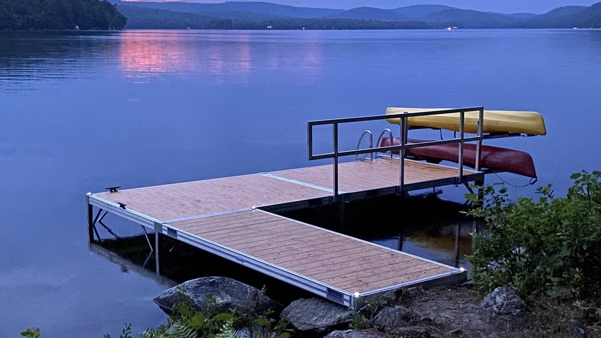 Belgrade House | Lakefront Cottage with Sandy Beach across from Belgrade Golf Course.