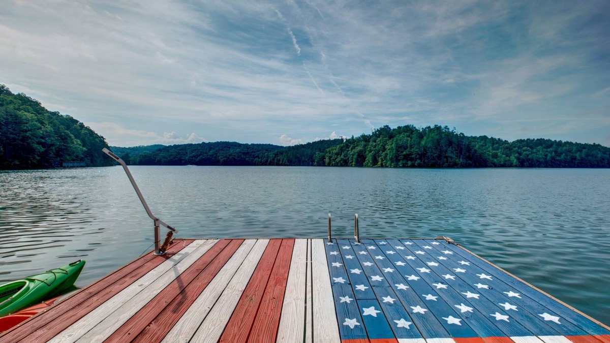 Unaka House | LAKEFRONT Dock Holiday - Hiwassee Lakefront home with Resort Activities!