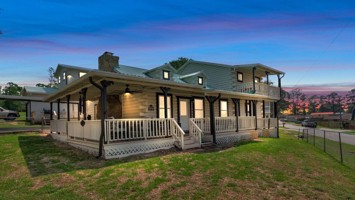 Livingston House | Lakefront Family-Friendly Oasis!