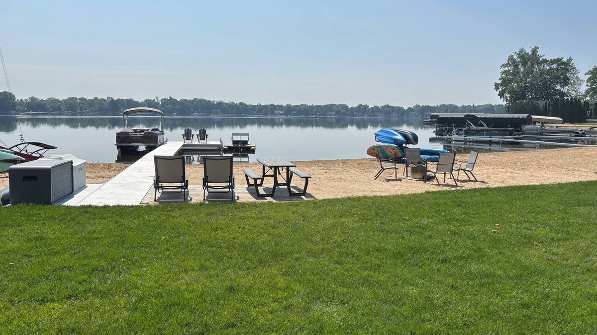 Rockford Cottage | Lakefront Family Friendly Home with Large Sandy Beach and Beautiful Views