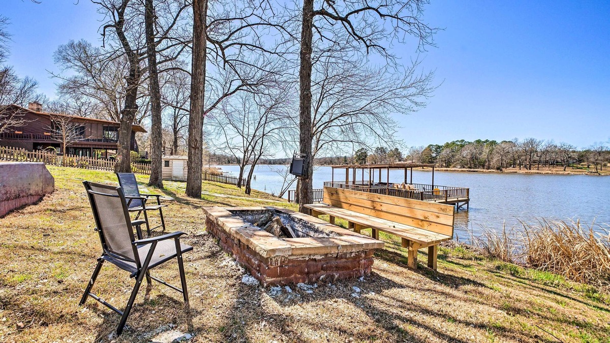 Fort Towson House | Lakefront Fort Towson Home: Private Dock & 3 Decks